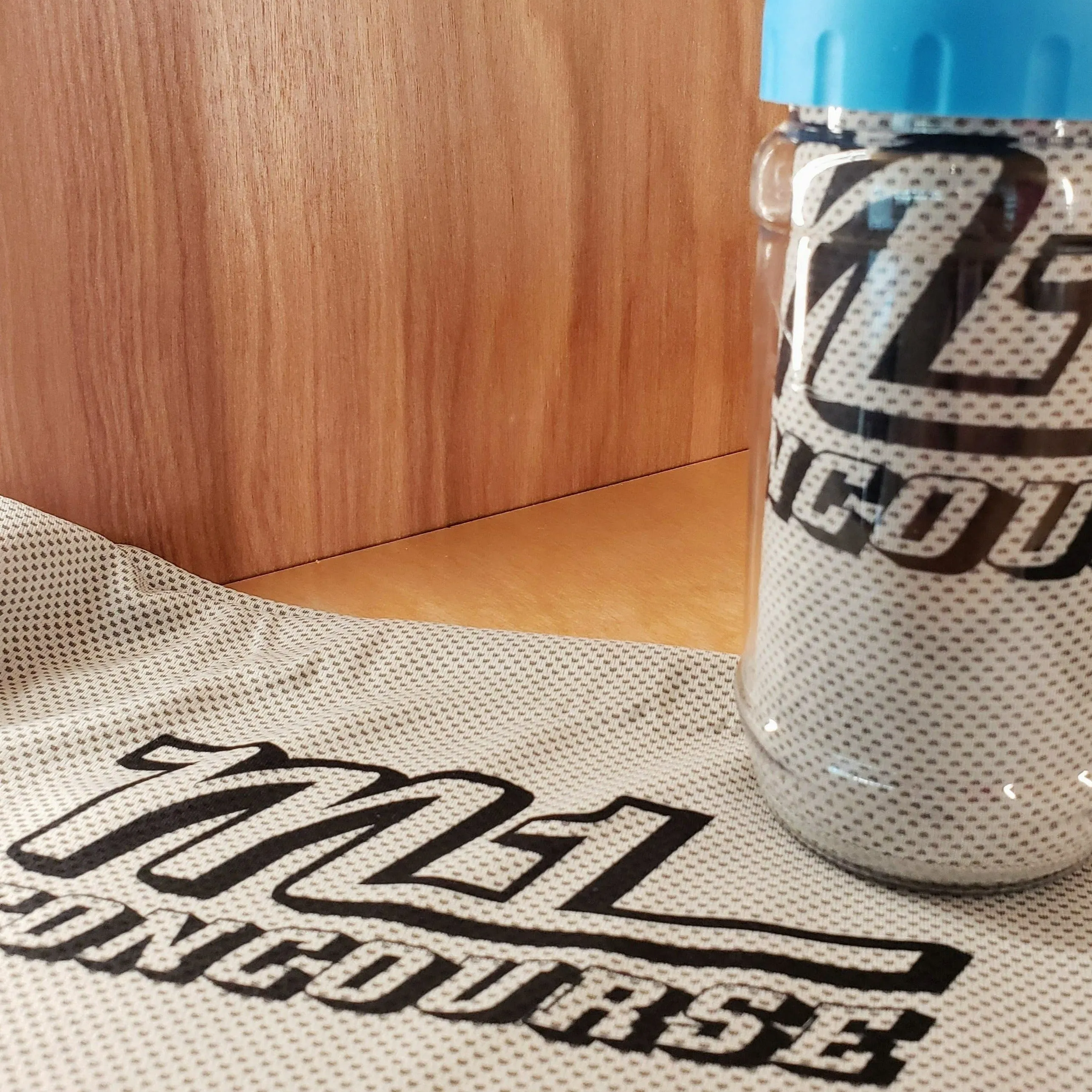 M1 Concourse Cooling Towel in Blue Canister